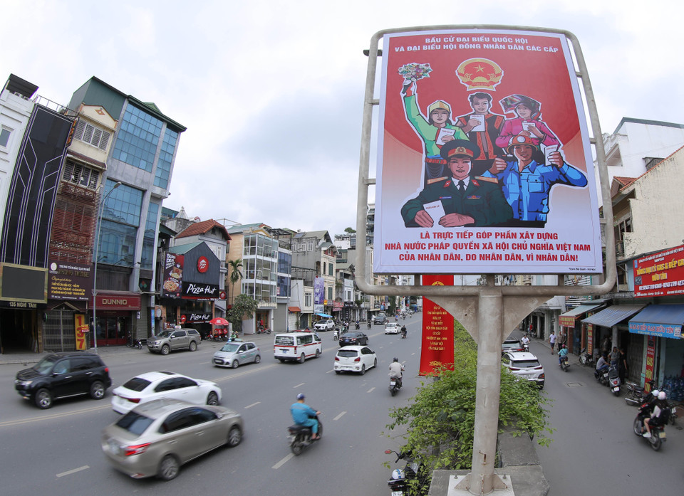 Pano tuyên truyền, cổ động bầu cử trên phố Nghi Tàm. (Ảnh: Hoàng Hiếu/TTXVN) 
