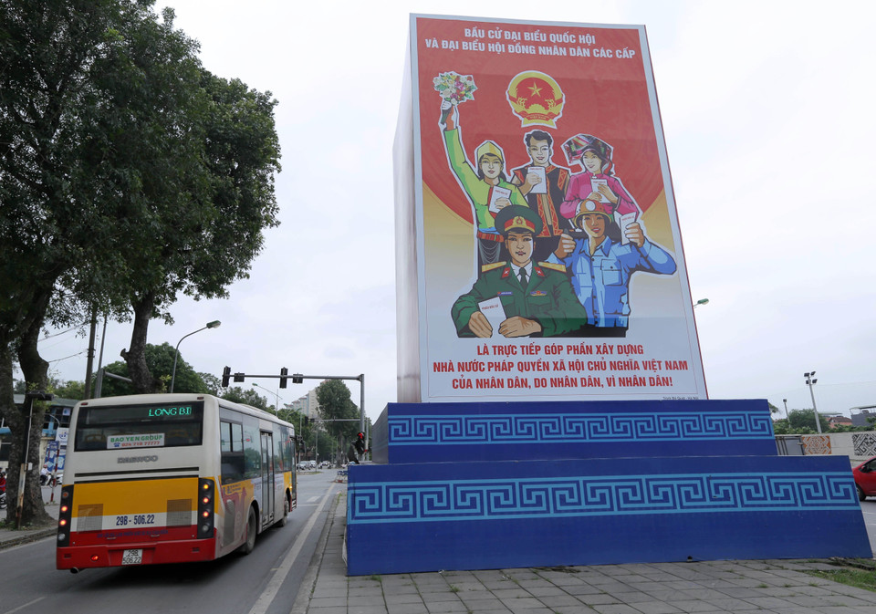 Pano cỡ lớn 4 mặt tuyên truyền, cổ động bầu cử trên phố Yên Phụ. (Ảnh: Hoàng Hiếu/TTXVN) 