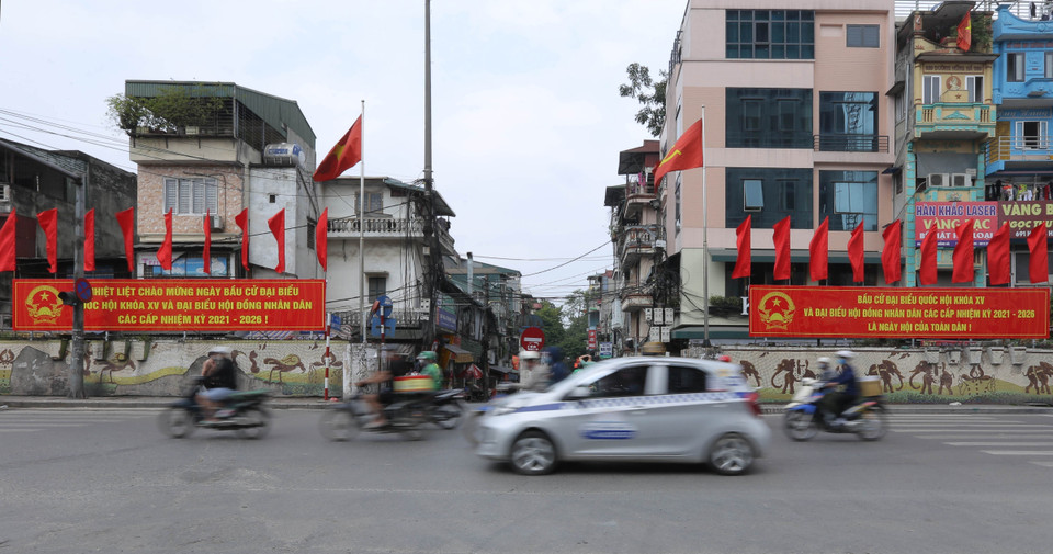 Cờ, khẩu hiệu tuyên truyền, cổ động bầu cử tại cửa khẩu Hàm Tử Quan, quận Hoàn Kiếm. (Ảnh: Hoàng Hiếu/TTXVN) 