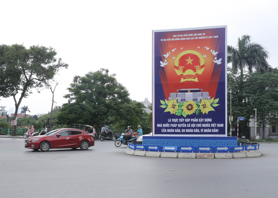 Cụm pano 3 mặt tuyên truyền, cổ động bầu cử trên phố Nghi Tàm. (Ảnh: Hoàng Hiếu/TTXVN)