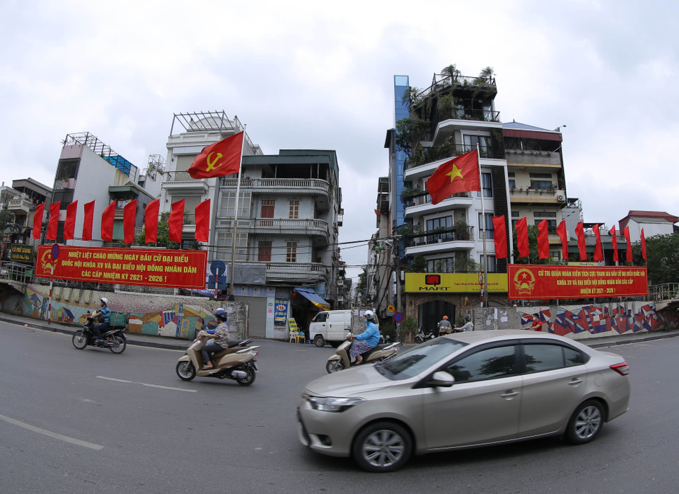 Cờ, khẩu hiệu tuyên truyền, cổ động bầu cử tại phường Phúc Tân, quận Hoàn Kiếm. (Ảnh: Hoàng Hiếu/TTXVN)