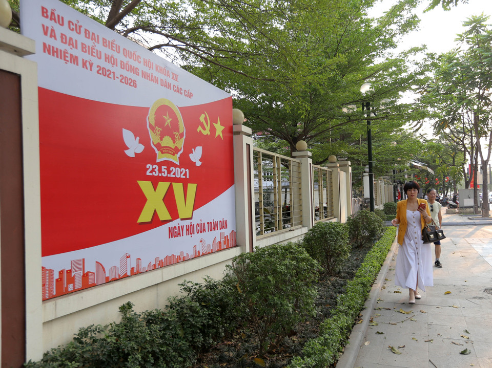 Tranh tuyên truyền, cổ động bầu cử trước Trụ sở Hội đồng Nhân dân, Ủy ban Nhân dân quận Hai Bà Trưng. (Ảnh: Hoàng Hiếu/TTXVN)