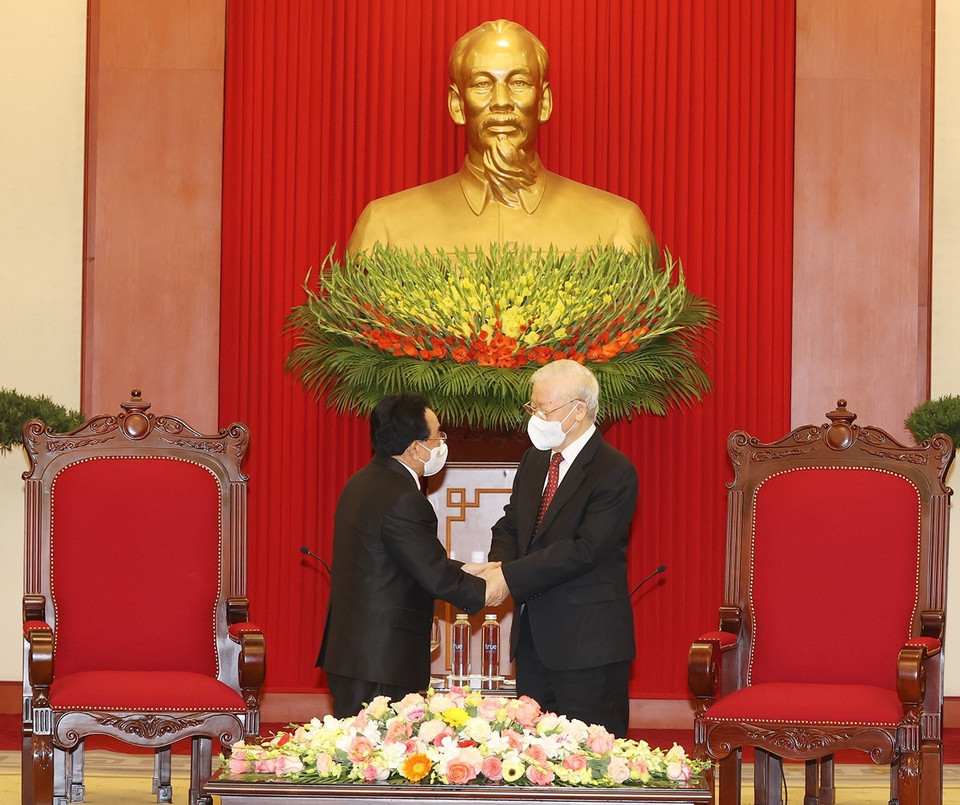 Tổng Bí thư Nguyễn Phú Trọng bắt tay Thủ tướng Lào Phankham Viphavanh. (Ảnh: Trí Dũng/TTXVN)