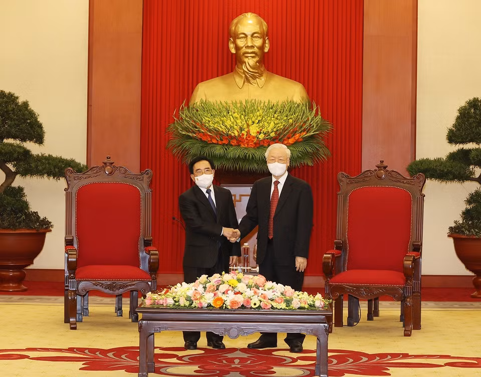Tổng Bí thư Nguyễn Phú Trọng với Thủ tướng Lào Phankham Viphavanh. (Ảnh: Trí Dũng/TTXVN)