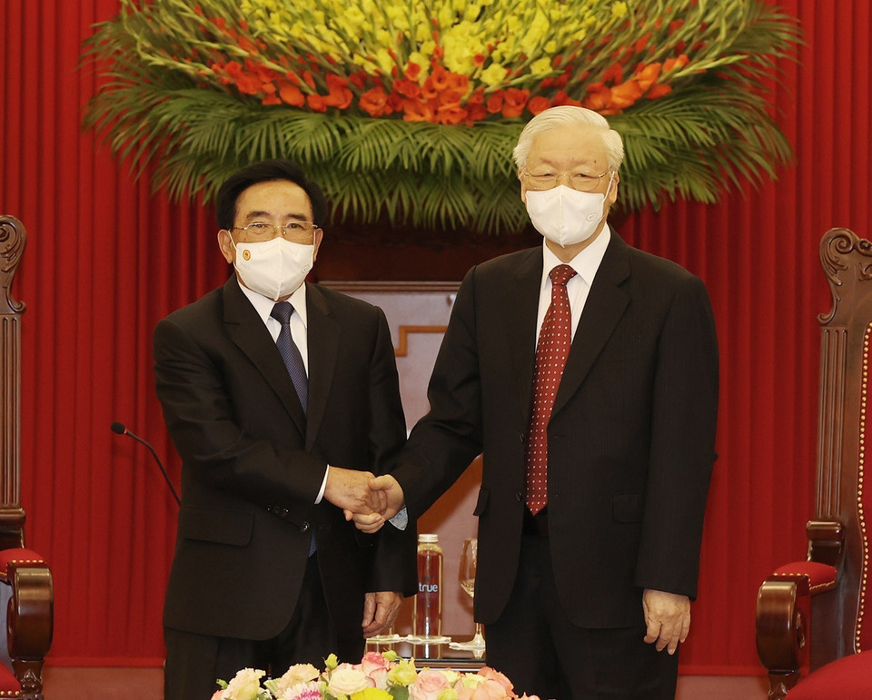 Tổng Bí thư Nguyễn Phú Trọng và Thủ tướng Lào Phankham Viphavanh. (Ảnh: Trí Dũng/TTXVN)