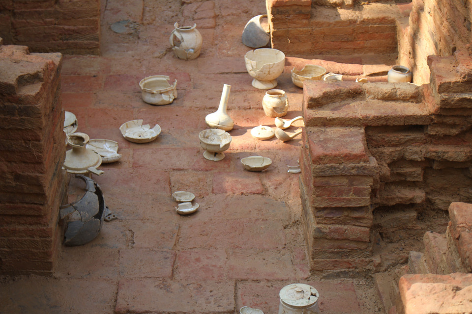 Các đồ tùy táng bằng gốm, men và sành tìm thấy trong mộ gạch cổ (xã Gia Thủy, huyện Nho Quan, tỉnh Ninh Bình). (Ảnh: Hải Yến/TTXVN)