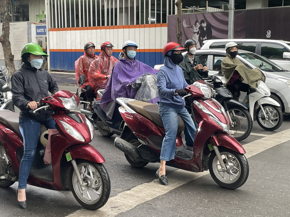 Trái ngược với thời tiết ngày hôm cuối tuần trước với nền nhiệt độ cao nhất 32 độ C thì sáng hôm nay người dân đã cảm nhận được cái rét khi nền nhiệt giảm xuống khoảng 22-24 độ C. (Ảnh: PV/Vietnam+)