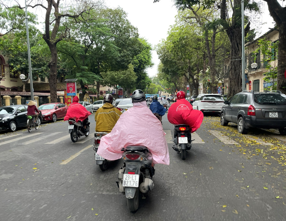 Theo dự báo, thời tiết tại Hà Nội hôm nay từ 7-19h trời nhiều mây, có lúc có mưa rào và giông, nhiệt độ cao nhất: 23-26 độ. Từ đêm đến sáng sớm hôm sau (khoảng 19h-7h), trời nhiều mây, không mưa, nhiệt độ thấp nhất 21-23 độ. (Ảnh: PV/Vietnam+)