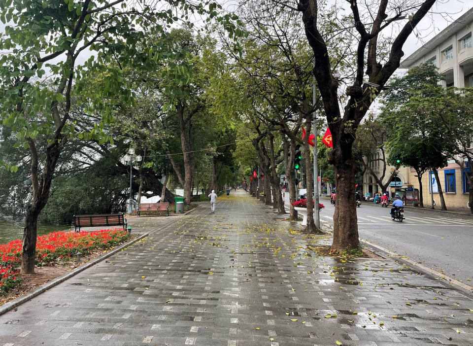 Phần đi bộ quanh Hồ Hoàn Kiếm vắng vẻ hơn do thời tiết đổ mưa nặng hạt. (Ảnh: PV/Vietnam+)