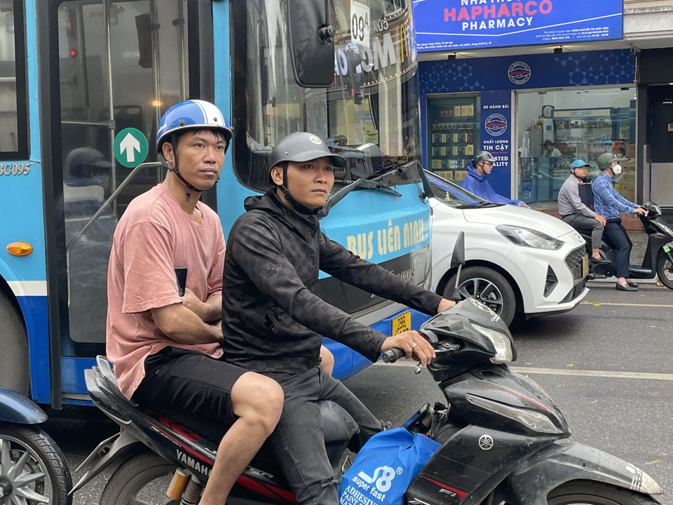 Một số khác co ro với quần áo cộc. (Ảnh: PV/Vietnam+)