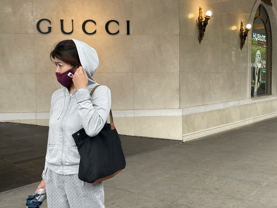 Nhiều người dân phải mặc thêm áo khoác để chống lạnh. (Ảnh: PV/Vietnam+)