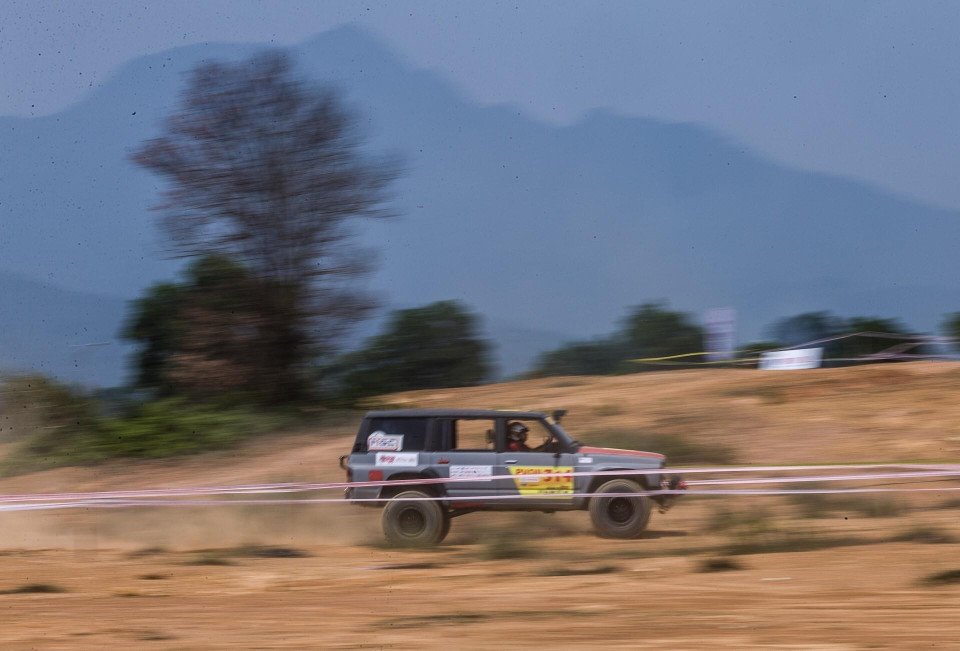 Phần thi song đấu là phần thi hấp dẫn bởi tốc độ xe đua luôn được đẩy lên cao và sự cạnh tranh khốc liệt đến từ các đội thi. (Ảnh: Trọng Đạt/TTXVN)