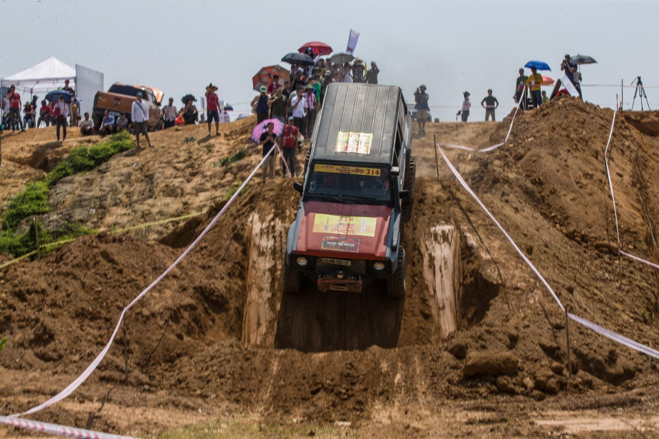 Đội đua thực hiện phần thi Nâng cao vượt hố sâu và leo dốc đứng. (Ảnh: Trọng Đạt/TTXVN)