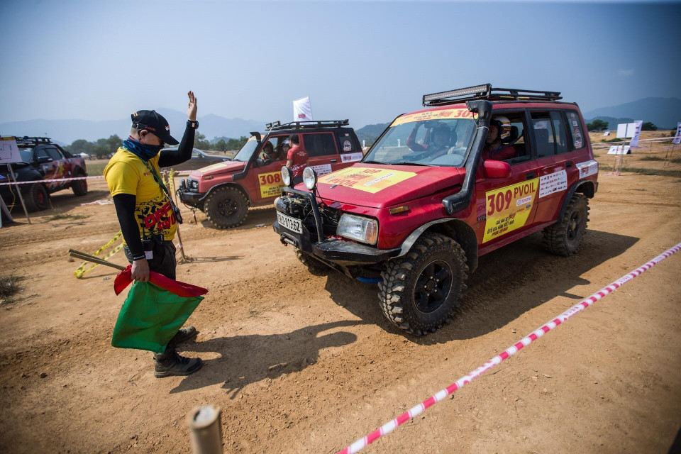 Các đội thi chuẩn bị vào điểm xuất phát. (Ảnh: Trọng Đạt/TTXVN)