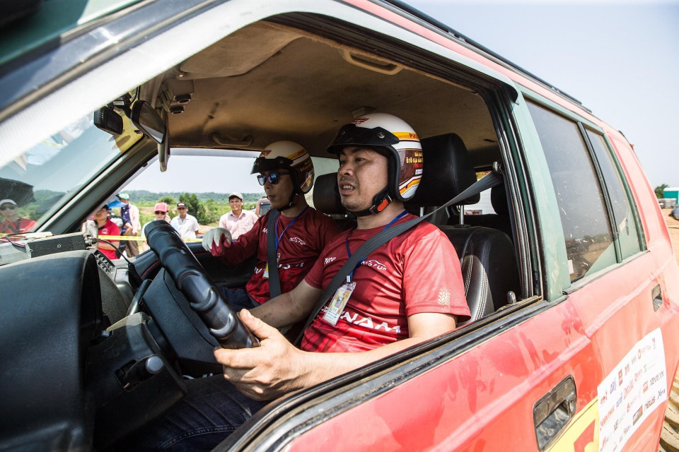 Đội thi VitClub 03 với lái xe Thạch Anh Tuấn chuẩn bị thực hiện bài thi Nâng cao ở đường đua tính thời gian vượt hố sâu và leo dốc thẳng đứng. (Ảnh: Trọng Đạt/TTXVN)