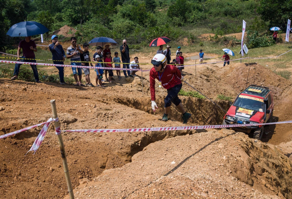 Một đội thi không thể hoàn thành đoạn leo dốc thẳng đứng ở nội dung thi Nâng cao và phải dùng tới sự trợ giúp của dây tời. (Ảnh: Trọng Đạt/TTXVN)