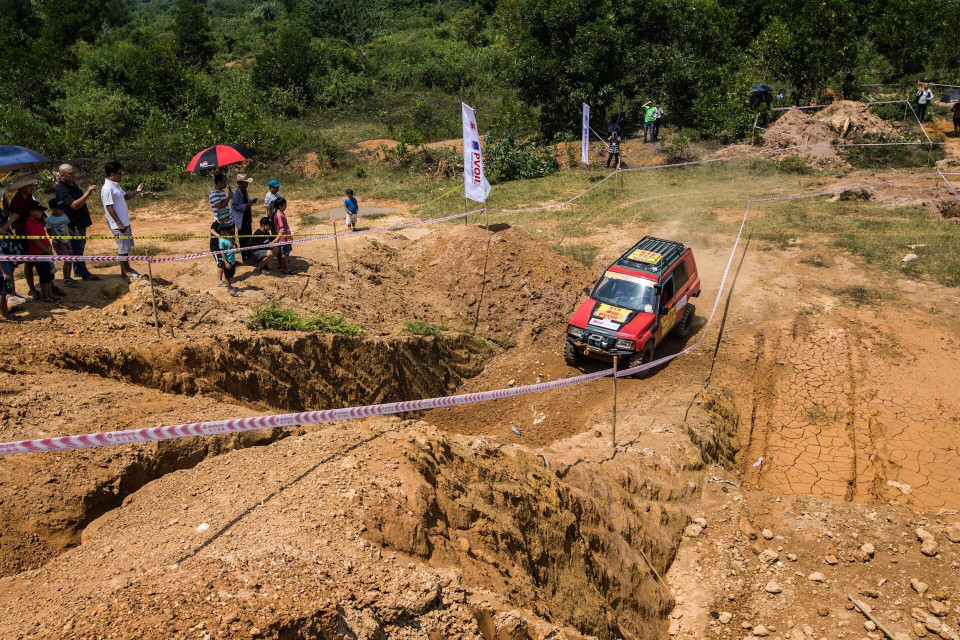 Đội thi thực hiện phần thi Nâng cao với thử thách vượt hố sâu và leo dốc thẳng đứng ở đường thi số 6. (Ảnh: Trọng Đạt/TTXVN)