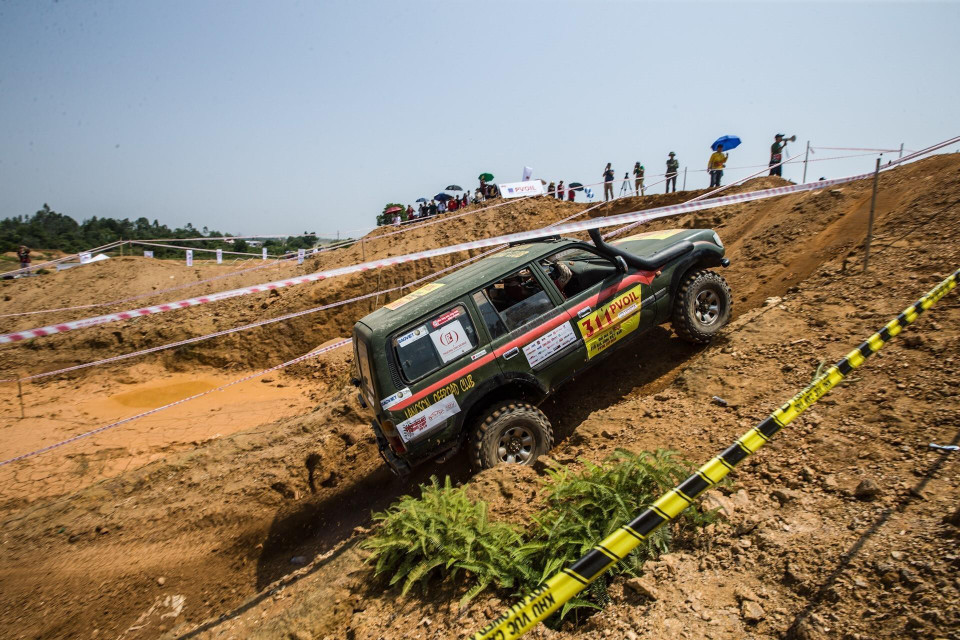 Các đội đua thực hiện phần thi ở nội dung Nâng cao vượt hố sâu và leo dốc. (Ảnh: Trọng Đạt/TTXVN)