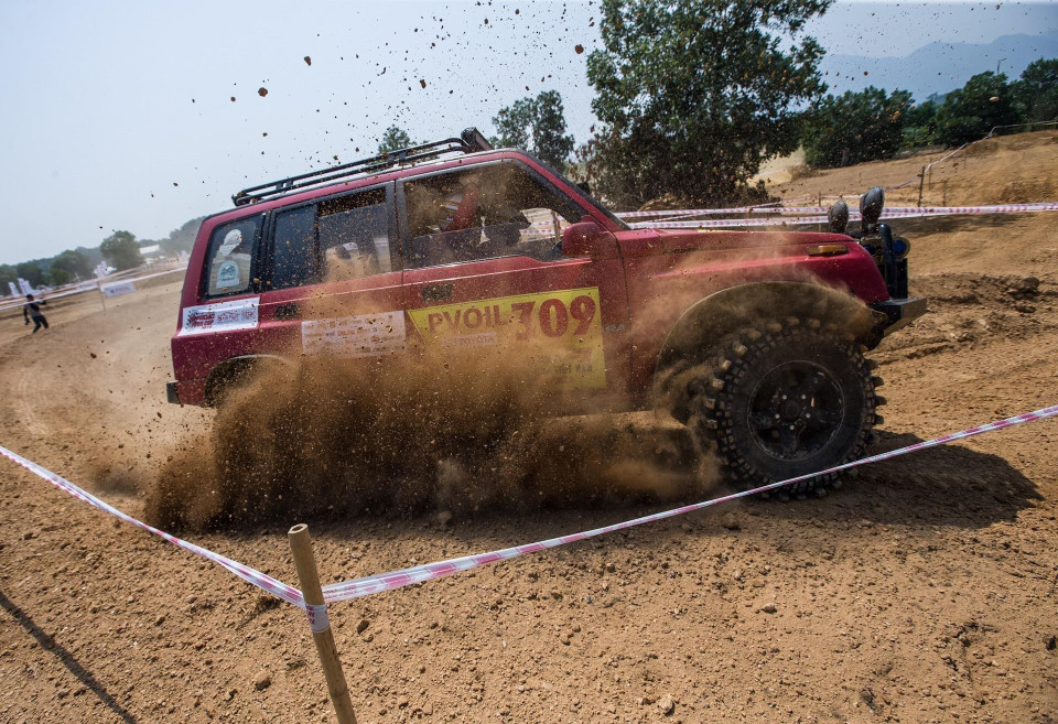 Phần thi song đấu là phần thi hấp dẫn bởi tốc độ xe đua luôn được đẩy lên cao, địa hình hiểm trở và sự cạnh tranh khốc liệt đến từ các đội thi. (Ảnh: Trọng Đạt/TTXVN)