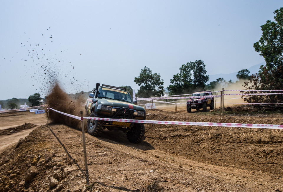 Phần thi song đấu là phần thi hấp dẫn bởi tốc độ xe đua luôn được đẩy lên cao, địa hình hiểm trở và sự cạnh tranh khốc liệt đến từ các đội thi. (Ảnh: Trọng Đạt/TTXVN)