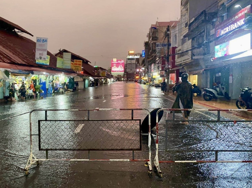 Nước ngập xung quanh khu vực chợ Thủ Đức (thành phố Thủ Đức, Thành phố Hồ Chí Minh). (Ảnh: Hồng Giang/TTXVN)