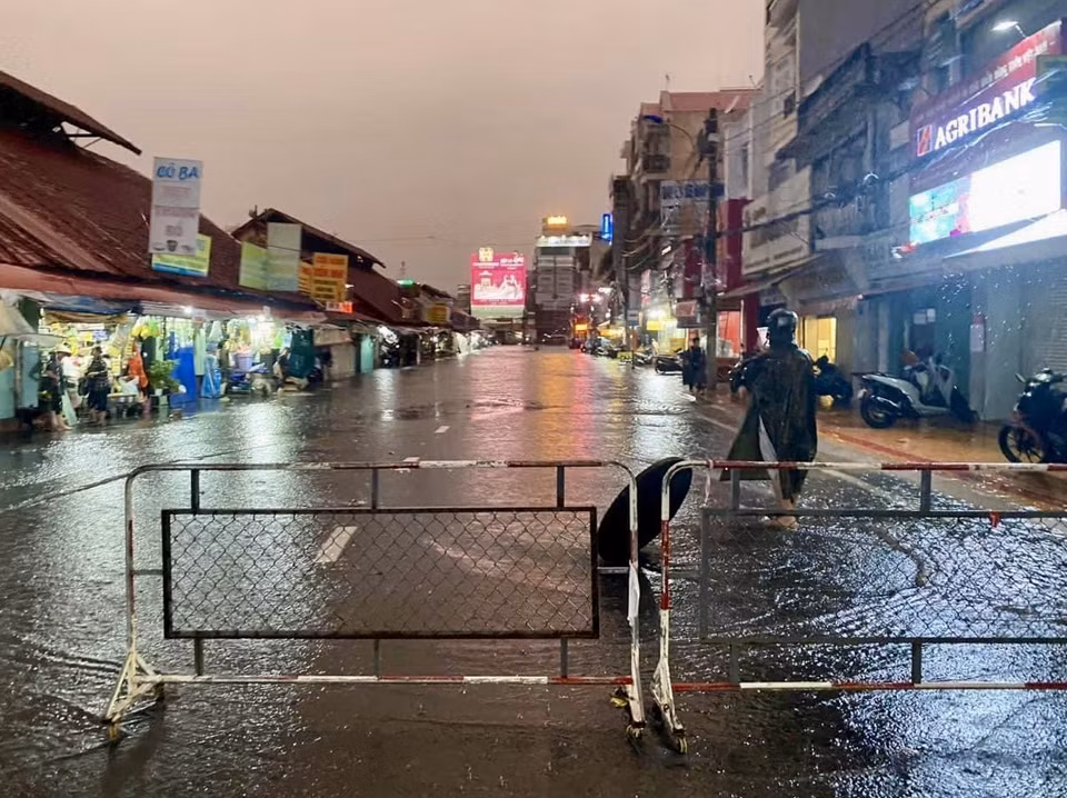 Nước ngập xung quanh khu vực chợ Thủ Đức (thành phố Thủ Đức, Thành phố Hồ Chí Minh). (Ảnh: Hồng Giang/TTXVN)