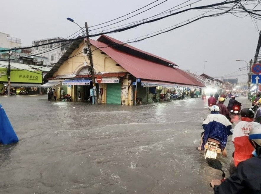Nước ngập xung quanh khu vực chợ Thủ Đức (thành phố Thủ Đức, Thành phố Hồ Chí Minh). (Ảnh: Hồng Giang/TTXVN)
