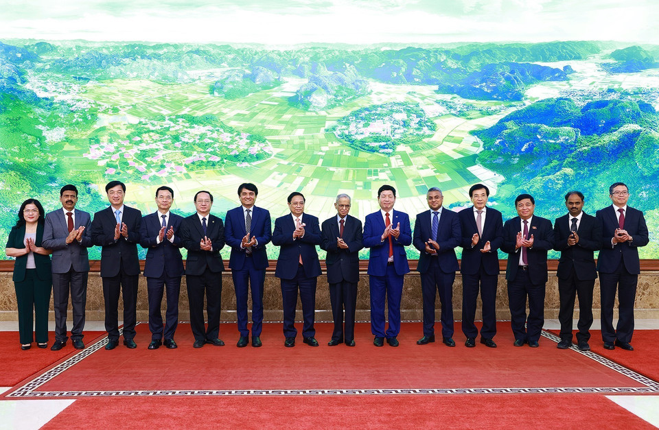 Thủ tướng Phạm Minh Chính và ông Narayana Murthy - đồng sáng lập hãng phần mềm Infosys cùng các thành viên hai đoàn. (Ảnh: Dương Giang/TTXVN)