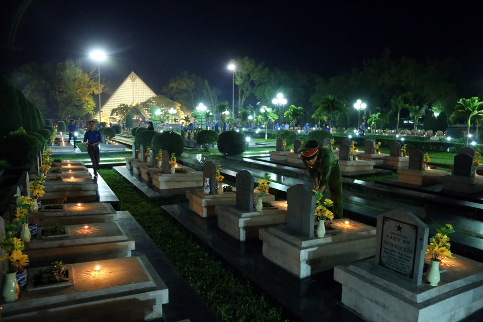 Các đoàn viên thanh niên thắp hương tưởng nhớ các anh hùng liệt sỹ. (Ảnh: Phan Tuấn Anh/Vietnam+)