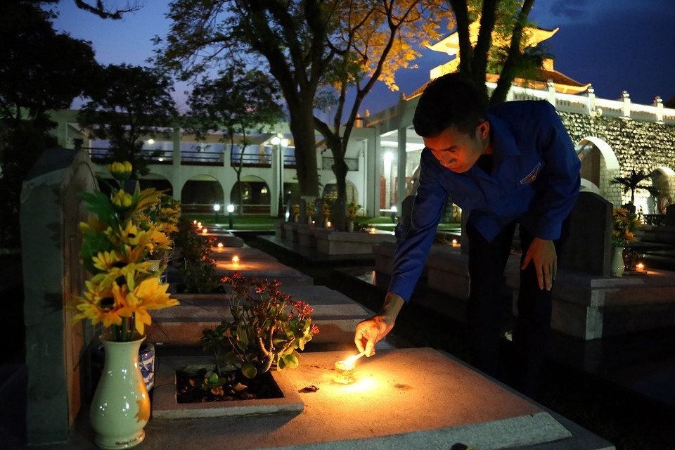 Các đoàn viên thanh niên thắp hương tưởng nhớ các anh hùng liệt sỹ. (Ảnh: Phan Tuấn Anh/Vietnam+)
