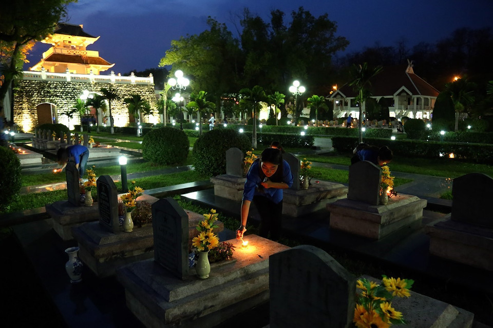 Các đoàn viên thanh niên thắp hương tưởng nhớ các anh hùng liệt sỹ. (Ảnh: Phan Tuấn Anh/Vietnam+)