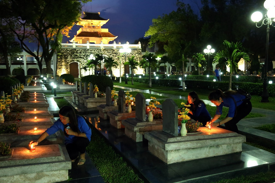 Các đoàn viên thanh niên thắp hương tưởng nhớ các anh hùng liệt sỹ. (Ảnh: Phan Tuấn Anh/Vietnam+)