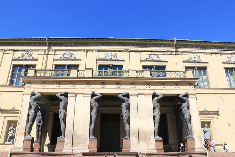 Các công trình trong Cung điện Mùa Đông nổi tiếng này có một bề dày lịch sử lâu đời, trải dài từ thế kỷ thứ 18 cho đến tận ngày nay, chứng kiến bao biến thiên, thay đổi của thời cuộc. (Ảnh: Hùng Võ/Vietnam+)