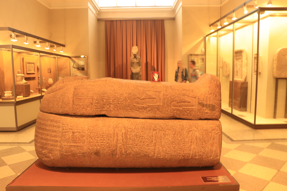 Nơi đây đang lưu giữ những chiếc quan tài cổ xưa. (Ảnh: Hùng Võ/Vietnam+)