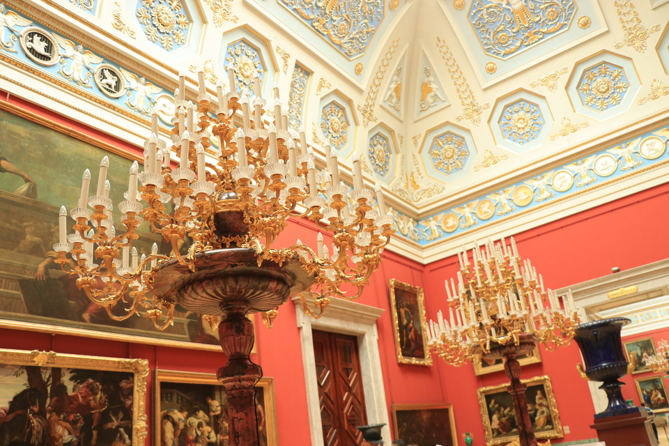 Đèn, trần nhà, tường nhà được dát bằng vàng và đá cẩm thạch, đá malachite. (Ảnh: Hùng Võ/Vietnam+)