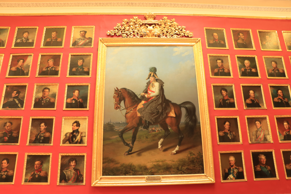 Chân dung hơn 300 vị tướng nước Nga được vẽ lại, trưng bày ở bên trong Bảo tàng Hermitage. (Ảnh: Hùng Võ/Vietnam+)