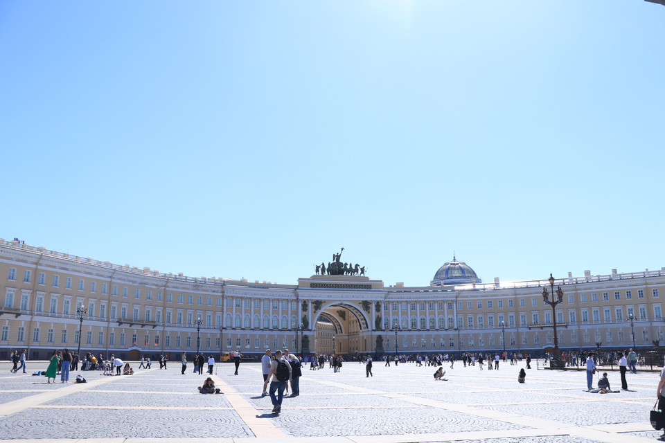 Phía trên Khải hoàn môn là một tác phẩm điêu khắc bằng đồng 6 chú ngựa chiến – biểu trưng cho chiến thắng của nước Nga trước Napoleon trong cuộc chiến tranh với Pháp năm 1812. (Ảnh: Hùng Võ/Vietnam+)