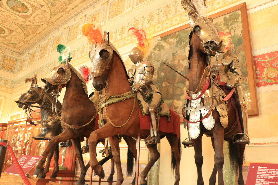 Binh khí và giáp trụ trưng bày trong bảo tàng Hermitage. (Ảnh: Hùng Võ/Vietnam+)