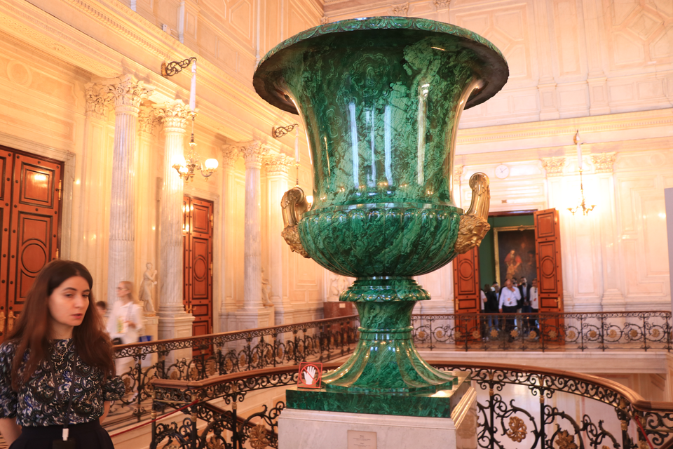 Những chiếc cup bằng đá quý đặt rải rác trong các đại sảnh hoặc khu gallery là điểm nhấn rất ấn tượng. (Ảnh: Hùng Võ/Vietnam+)