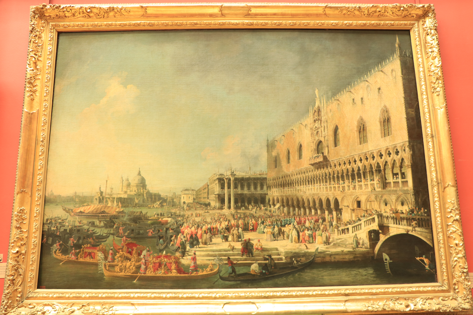 Cung điện Mùa Đông được xây dựng với công sức của hơn 4.000 họa sĩ, thợ xây, thợ khắc đá, thợ đóng khuôn và thợ lát sàn gỗ. (Ảnh: Hùng Võ/Vietnam+)