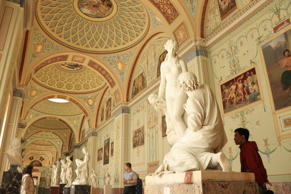 Trong số đó có 15.000 tác phẩm hội họa nổi tiếng, 12.000 bức tượng, 620.000 bản khắc và tranh phác họa, 1 triệu phù điêu, tiền đồng và huy hiệu kỷ niệm... (Ảnh: Hùng Võ/Vietnam+)