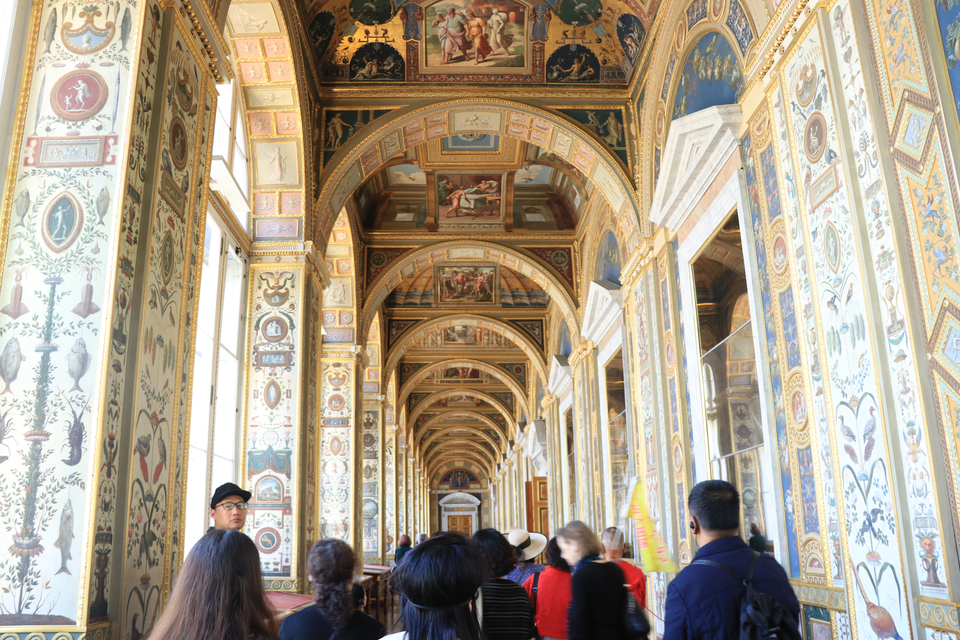 Mỗi m2 bên trong cung điện là một tác phẩm nghệ thuật. Trong ảnh là hành lang nghệ thuật Loggias Raphael ghi lại những câu chuyện trong kinh thánh. (Ảnh: Hùng Võ/Vietnam+)