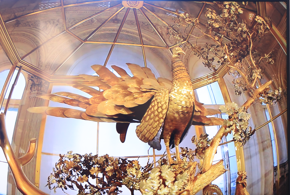 Đồng hồ Chim Công. Đây không chỉ đơn thuần là một tác phẩm nghệ thuật tuyệt hảo mà còn là điều kỳ diệu về kỹ thuật, do nhà kim hoàn người Anh James Cox chế tác vào những năm 1770 và được Catherine Đại đế mua lại. (Ảnh: Hùng Võ/Vietnam+)