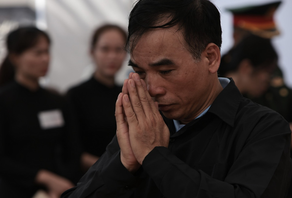 Người dân xúc động viếng Tổng Bí thư Nguyễn Phú Trọng tại xã Đông Hội. (Ảnh: Trần Việt/TTXVN)