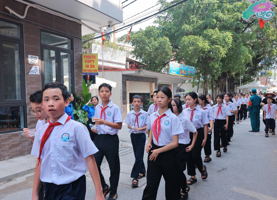 Thiếu nhi đến viếng Tổng Bí thư Nguyễn Phú Trọng tại xã Đông Hội, huyện Đông Anh. (Ảnh: TTXVN)