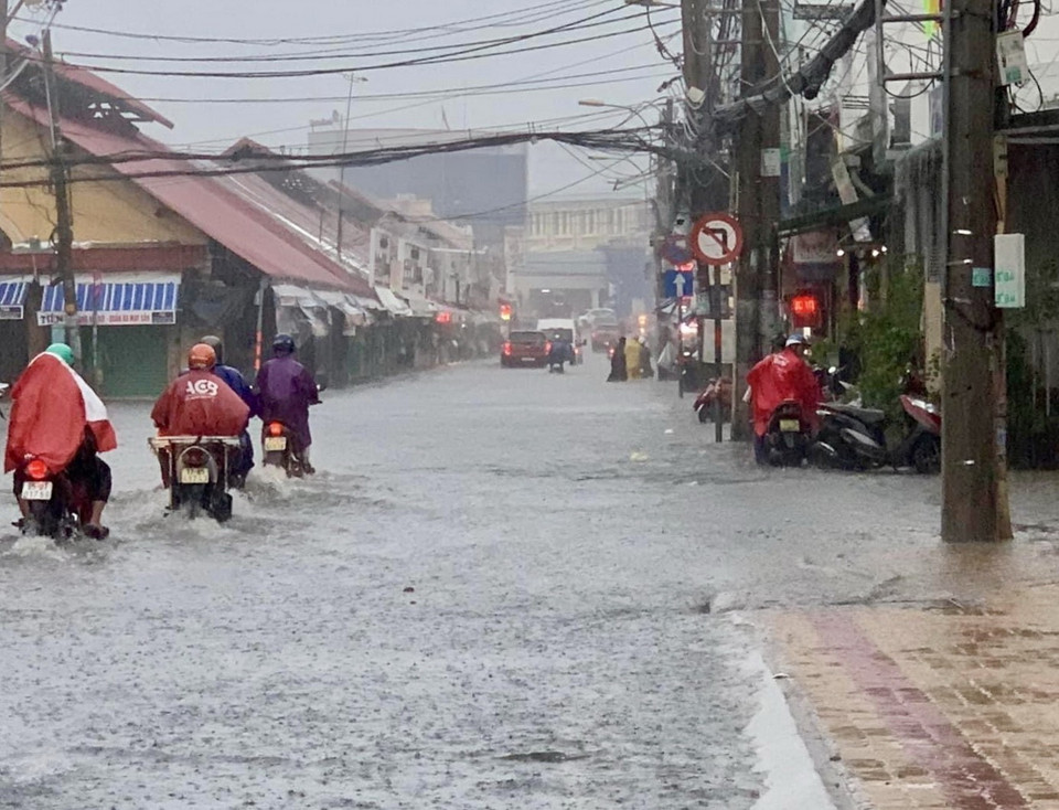 Khu vực trước cổng chợ Thủ Đức (thành phố Thủ Đức, Thành phố Hồ Chí Minh) ngập sâu sau mưa lớn. (Ảnh: Hồng Giang/TTXVN)