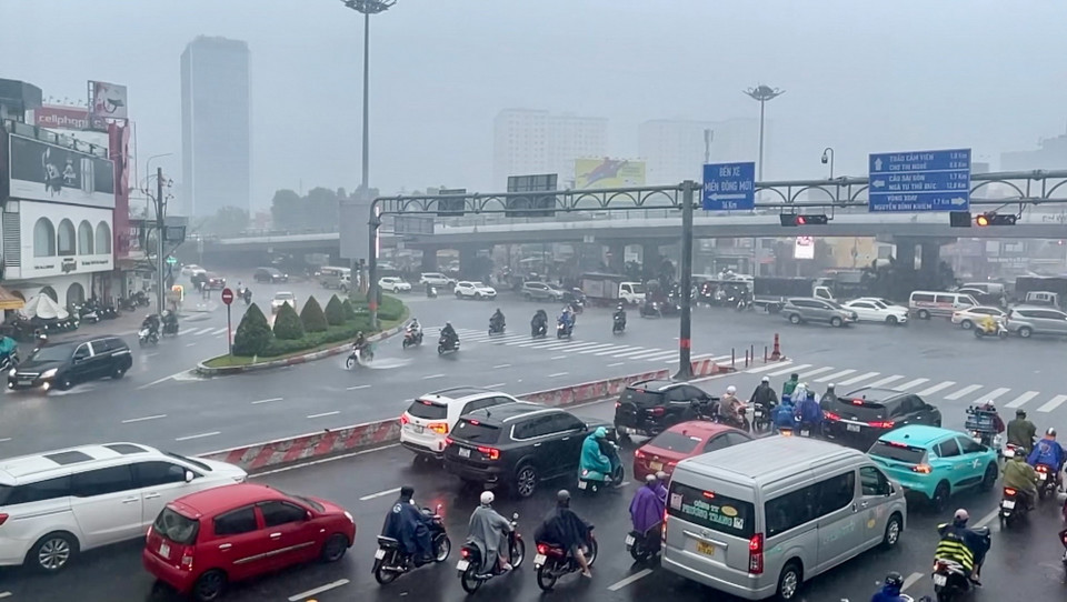 Mưa lớn tại Ngã tư Hàng Xanh (quận Bình Thạnh, Thành phố Hồ Chí Minh). (Ảnh: Hồng Giang/TTXVN)