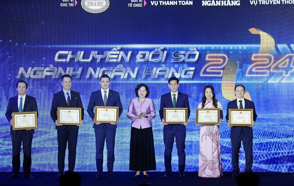 Ngân hàng BIDV, HDBank, Kasikorn Thái lan (từ trái sang) và một số định chế tiêu biểu trong Chuyển đổi Số nhận bằng khen của Thống đốc Ngân hàng Nhà nước. (Ảnh: Dương Giang/TTXVN)