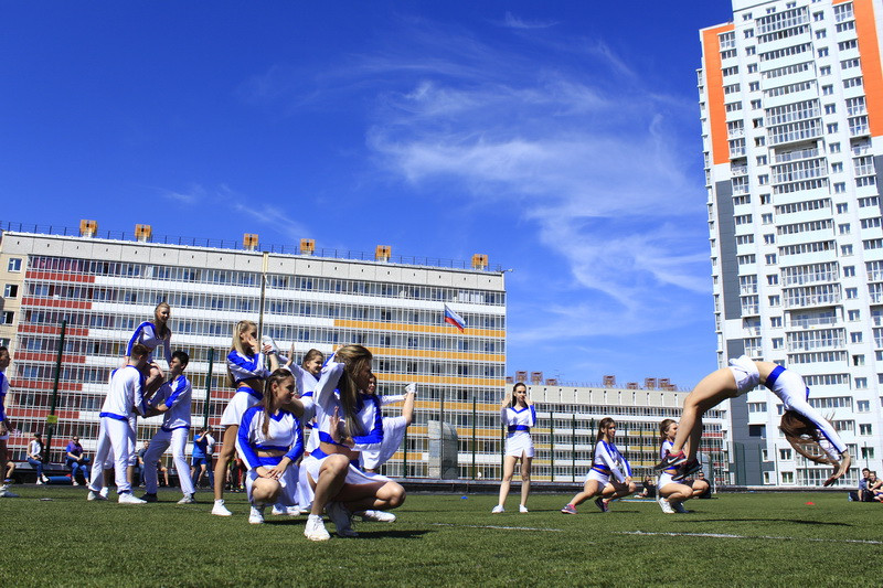 Màn nhào lộn đẹp mắt của vận động viên. (Ảnh: Trần Hiếu/Vietnam+)