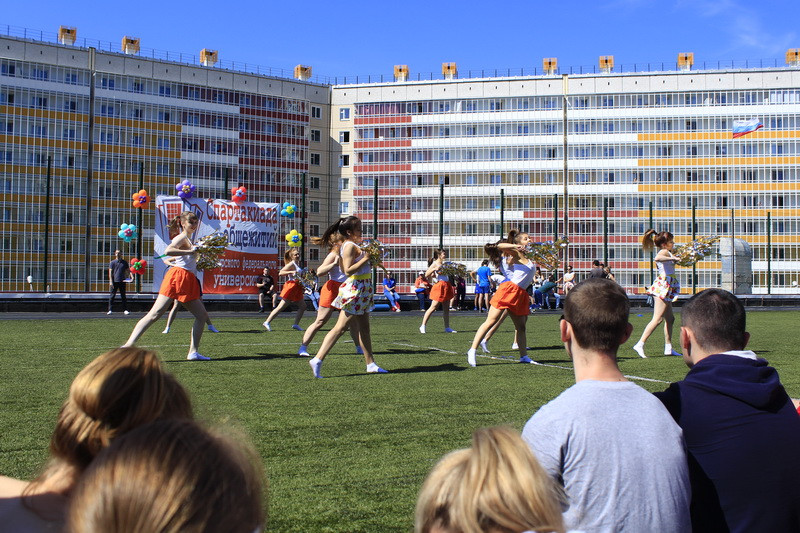 Khán giả chăm chú theo dõi tiết mục biểu diễn của đội thi. (Ảnh: Trần Hiếu/Vietnam+)